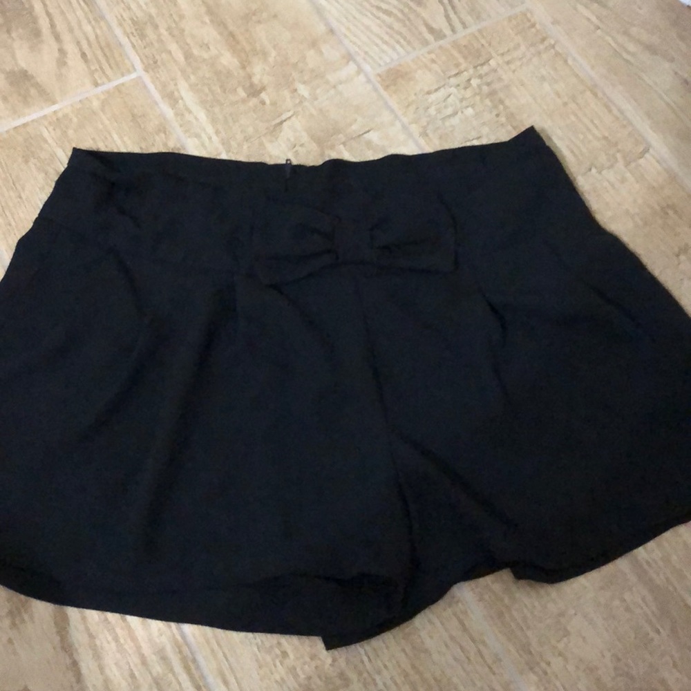 Shorts with black bow